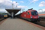 ÖBB 1116 135 steht mit einem Railjet nach München Hbf in Budapest-Kelenföld bereit. Nebenan steht 431 069 der MAV mit dem IC 826  Somogy  (Budapest-Keleti - Gyékényes). (09.05.2023)