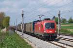 1116 257 hat am 06.05.13 einen gemischten Güterzug am Haken und passiert hier gerade Althegnenberg Richtung München.
