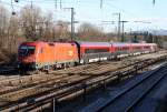 Die 1116 042 der ÖBB schiebt den Railjet von Frankfurt nach Budapest durch Rosenheim am 10.12.2013