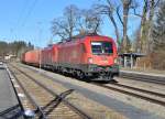 1116 149 kommt mit einem Modellbahn gerechten Güterzug bestehend aus 2 Loks und 4 Wagen;-)) durch den Bahnhof Aßling Obb.Richtung Rosenheim gefahren.Bild Aufgenommen am 6.2.2014