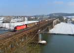 1116 102 mit einem Güterzug am 04.02.2015 auf der Mariaorter Brücke bei Regensburg-Prüfening.