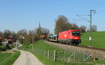 1116 142 mit Güterzug am 20.04.2016 bei Föching.