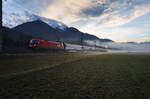 1116 053-0 taucht mit dem D 15632 und railjet 632 (Lienz - Wien Hbf), bei Berg im Drautal aus dem Nebel auf.
