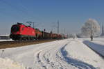 Die 1116 274 der ÖBB vor einem gemischten Güterzug am 21.01.17 bei Übersee am Chiemsee in Richtung Rosenheim.