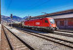 1116 180-1 steht mit einem Holzzug im Bahnhof Lienz.