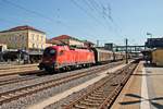 Am 26.08.2015 fuhr 1116 044 mit einem Autoteilezug nach Ingolstadt durch Regensburg Hbf über Gleis 6 in Richtung Norden.