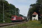 1116 101 der ÖBB als Vorspann vor Schwesterlok mit einem Güterzug bei der Einfahrt in den Bahnof Aßling (Strecke München-Rosenheim).
Aßling, 31.08.2017