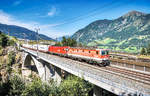 1144 075-9 und 1116 185-0 überqueren mit einem EKOL nach Trieste, die neue Angerschluchtbrücke.
Aufgenommen am 30.8.2017.