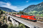 1116 129-8 und 1144 017-1 fahren mit einem Mischer, auf der neuen Angerschluchtbrücke, die Tauernbahn-Nordrampe hinauf.
Aufgenommen am 30.8.2017.