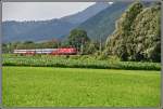 Ein Taurus-Tandem bringt am 17.06.05 bei Stans b. Schwaz den OEC 565  ZUKUNFTSZENTRUM TIROL  von Innsbruck nach Wien West. 