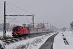 Die 1116 082 der ÖBB mit einem Personenzug bei Übersee am Chiemsee am 17.12.17