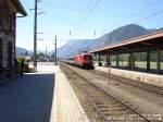 1116 mit EC durchmit den Bahnhof Stams, whrend in des Mittags blauem Licht der Tschirgant im Hintergrunde strahlt. Um Christi Himmelfahrt 2007 kHds