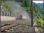 Taurus 1116.027 kommt aus dem Galgenbergtunnel bei St.Michael i.Stmk .
Der Rauch ist noch von der Dampflok 52.4984 die eine 3/4 Stunde zuvor durchgefahren ist.