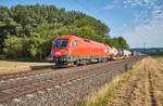 1116 131 ist mit einen Aufliegerzug am 25.07.2018 bei Retzbach-Zellingen in Richtung unterwegs.