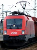 1116 148 am 31.3.2007 mit Holzzug bei der Durchfahrt durch Plattling.