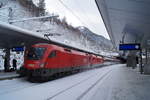 1116 065 und eine weitere 1116 mit dem EC 163 (Transalpin) von Zürich HB nach Graz Hbf im winterlichen Bahnhof von St. Anton am Arlberg, 16.12.2018.