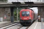 ÖBB 1116 098 schiebt am 09.Oktober 2016 ihren REX durch die Haltestelle Perchtoldsdorf in Richtung Wien.