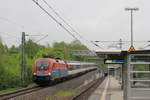 Am 26.04.2019 zieht 1116 045  Rail Cargo Austria  IC Stuttgart-Zürich am Hp Stuttgart-Österfeld vorbei. 