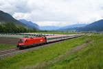 Klassische ÖBB-Fernverkehrsatmosphäre an der sommerlichen Arlbergbahn: Möglich macht das der Feiertagsentlastungszug D 19782 (Wien Hbf - Dornbirn), der unter Führung von 1116 144 bei Flaurling in Richtung Arlberg eilt. 30.05.2019.