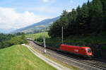 1116 279-1 schiebt einer Rollenden Landstraße (Brenner - Wörgl West Terminal) bei Mühlbachl nach, 01.07.2019.