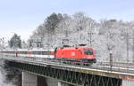 Am 18.12.2017 überquert 1116 110 mit IC Zürich-Stuttgart den Nesenbachviadukt zwischen Stuttgart-Vaihingen und Österfeld.