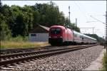 Die Villacher 1116 069 bringt bei Grokarolinenfeld den InterCity 2082  Knigssee  von Berchtesgaden Hbf nach Hamburg Hbf.