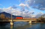 1116 066 befördert den EC 164  Transalpin  (Graz Hbf - Zürich HB) in der goldenen Abendsonne bei Brixlegg dem nächsten Halt Jenbach entgegen, 07.12.2019.