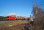 Schneearm, aber kalt war der 29. Dezember 2019 im Tiroler Inntal. Während die Sonne nach 13 Uhr langsam westwärts zog, war 1116 192 mit dem Güterzug 48981 in Richtung Hall in Tirol unterwegs. Kurz nach Brixlegg konnte der Ganzzug aus Holzwagen bei der Hagauer Antoniuskapelle festgehalten werden.