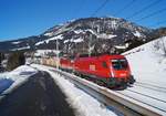 In vielen Teilen Österreichs alltäglich, aber in Tirol immer seltener anzutreffen sind Tandems aus Loks der Reihen 1x16 und 1144. Auf der Salzburg-Tiroler-Bahn können solche Leistungen glücklicherweise noch recht zahlreich beobachtet werden. Am 07.02.2020 waren die 1116 096 und die 1144 271 mit dem G 91171 von Jenbach nach Judenburg unterwegs und passierten die frisch verschneite Landschaft bei Fieberbrunn. 