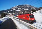 Der Starzug der Salzburg-Tiroler-Bahn ist wohl der EC  Transalpin , sofern keine Ski-Turnuszüge unterwegs sind. Am 07.02.2020 hatte die 1116 093 den Zug 163 von Buchs SG bis Selzthal am Haken und brachte die noble Leistung im frisch verschneiten Fieberbrunn in Richtung steirische Hauptstadt.