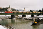 01. Februar 2005, auf der Salzburger Salzachbrücke ist eine 1116 der ÖBB mit einem Kesselwagenzug unterwegs.