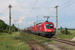 Der RID47487 von Stadlau nach Spielfeld-Straß bespannt mit 1116 165 und 1116 144 durchfährt am 4.6.2019 den Bahnhof Mitterndorf-Moosbrunn der sehr idyllisch an der Strecke von Wampersdorf