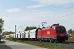 16. Oktober 2018, die ÖBB-Lok 1116 104 fährt mit einem Güterzug in Richtung Saalfeld durch Küps. Sicher weiß jemand, was in diesen Spezialwaggons der Captrain transportiert wird. --- Wusste ich doch, dass es jemand wusste: Gattung Shimmns für den Transport von Aluminiumcoils. Danke für die Info.