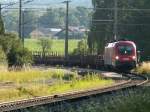 gegenlichtige Aufnahme eines Gterzuges mit 1116 223 als Triebfahrzeug, der gerade die Station Schlierbach passiert (15.7.2007)