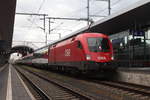 Bespannt mit der 1116 052 steht am 18.8.2020 der EC164  Transalpin  von Graz Hbf nach Zürich HB abfahrbereit im Zugausgangsbahnhof.
Das Zugpaar 163/164 führt planmäßig den schweizer Panoramawagen mit.