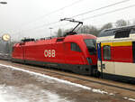 ÖBB 1116 091 bespannte den IC 186 (Zürich HB-Stuttgart Hbf) von Singen bis zum Zugendbahnhof Stuttgart Hbf. Aufgenommen an einem sehr nebligen und kalten Tag im Bahnhof Rottweil am 01.02.2019 