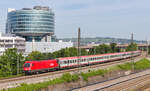 1116 141 mit EC 113 Frankfurt-Klagenfurt am 03.07.2021 am Eszetsteg in Stuttgart. Am Zugende schob eine unbekannte 1X16. 