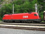 ÖBB 1116 194-0 an einem Güterzug Richtung Hall in Tirol beim Zwischenhalt im Bahnhof Imst-Pitztal aufgrund einer Zugkreuzung mit einem anderen Güterzug. Aufgenommen am 28.05.2008