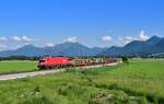 1116 087 mit einem leeren Autozug am 17.06.2021 bei Bernau am Chiemsee.