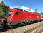 Lok-Portrait der ÖBB 1116 282-5 vor dem EC 164  Transalpin  beim Zwischenhalt in Ötztal-Bahnhof. Aufgenommen am 12.09.2021