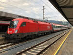 ÖBB 1116 090-2 wartet mit dem IC 515 nach Graz Hbf auf die Ausfahrt aus Innsbruck Hbf am frühen Morgen.