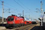 1116 175 + REX 2327 bei der Ausfahrt aus der Haltestelle Baden b. Wien. (07.01.2022)