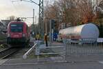 Bei der zweiten Rangierfahrt Fahrtrichtungswechsel von 1116 050  Robert  auf dem Gleis zur Tankstelle, um später die Wagen des IC 119 nach Innsbruck ziehen zu können. Friedrichshafen, 20.12.2021