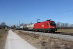 1116 140 mit einem  Mischer  auf dem Weg nach Salzburg. aufgenommen am 9. März 2022 bei Übersee am Chiemsee.