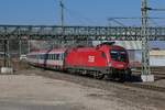 1116 191 mit den Wagen des IC 119  BODENSEE , Dortmund - Innsbruck, erreicht am 04.03.2022 den nächsten Halt, Biberach (Riß)