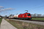 1116 278 war mit einem gemischten Güterzug am 7. April 2022 bei Übersee am Chiemsee nach Wels unterwegs.