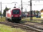 1116 110 schlngelt sich mit einem Gterzug den Passauer Ast hinab und wird gleich den Welser Hbf erreichen (18.8.2007)