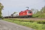 ÖBB 1116-043 ist hier am Ortsrand von Hasbergen am 4.5.2022 um 10.02 Uhr mit einem gemischten Güterzug in Richtung Osnabrück unterwegs.