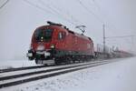 ÖBB 1116 151 mit Güterwagen auf der Strecke Salzburg in Richtung München kurz nach Übersee am Chiemsee. Aufgenommen am 21.01.22 