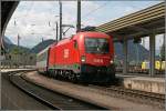 Achtung Bahnsteig zwei: BB EuroCity 188  VAL GARDENA/GRDNERTAL  von Verona nach Mnchen fhrt ein.